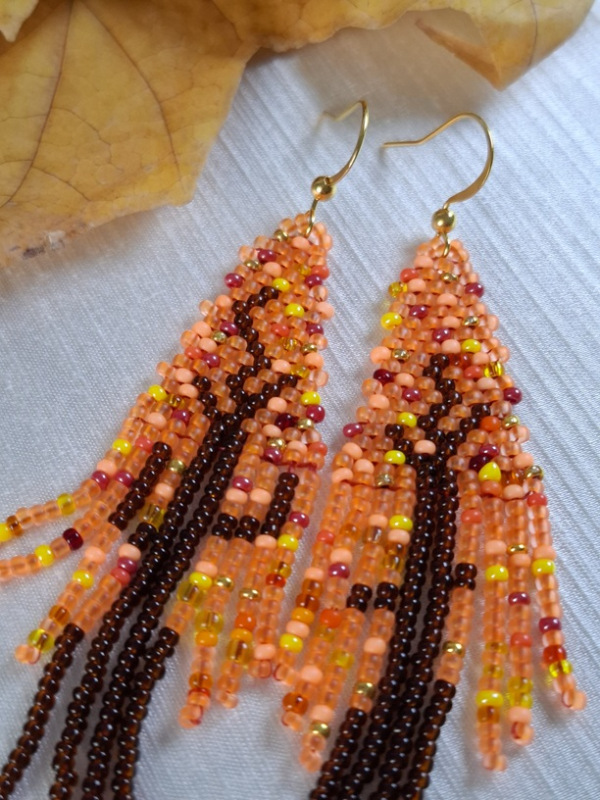 Jesenné stromy s oranžovým lístím 2