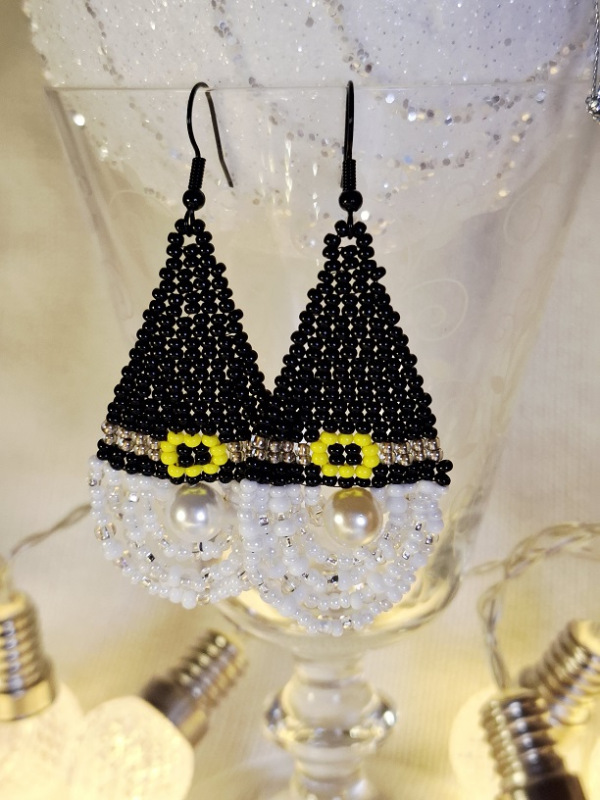 Mikuláš (v čiernom)