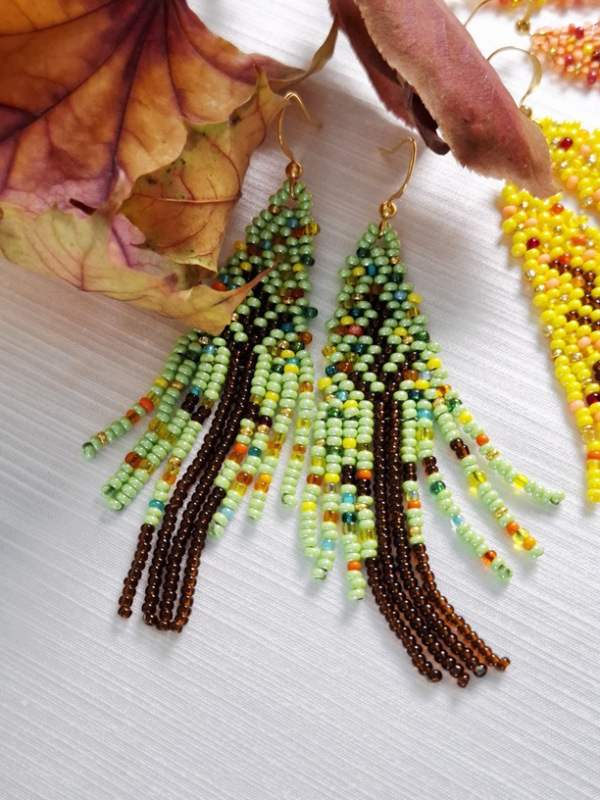 Jesenné stromy so zeleným lístím 2