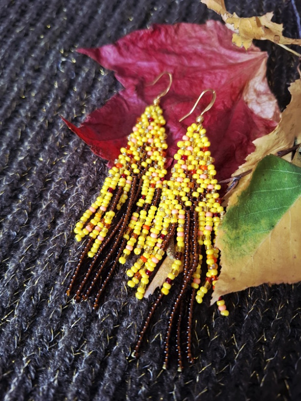 Jesenné stromy so žltým lístím 2