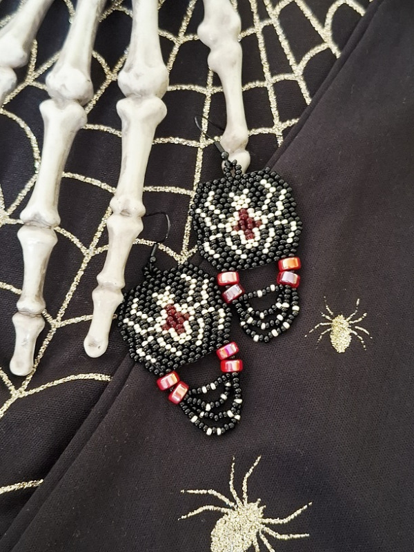 Pavúčiky (strieborné na čiernej)